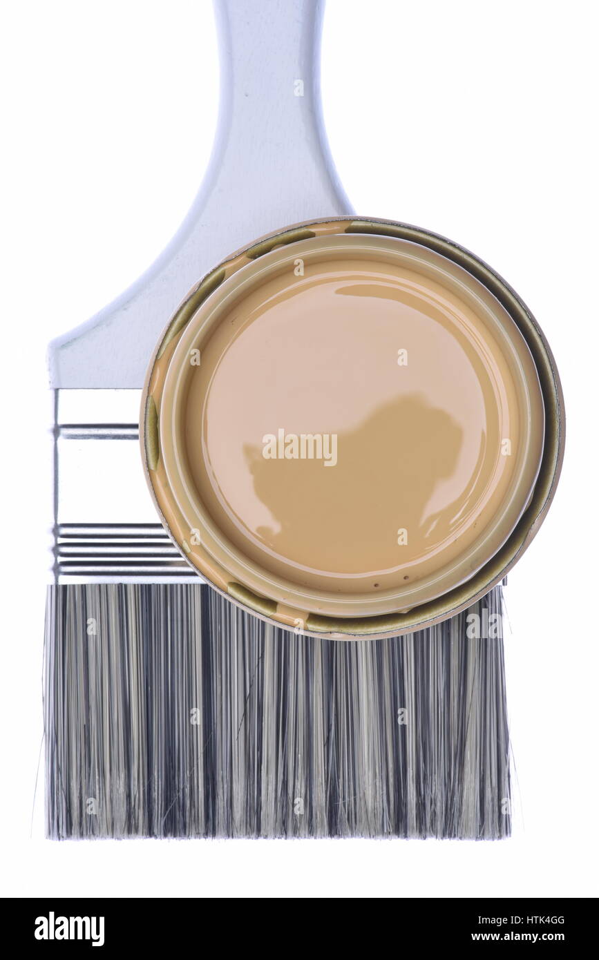 Pennello e può con coperchio color crema e vernice isolati su sfondo bianco, vista dall'alto Foto Stock