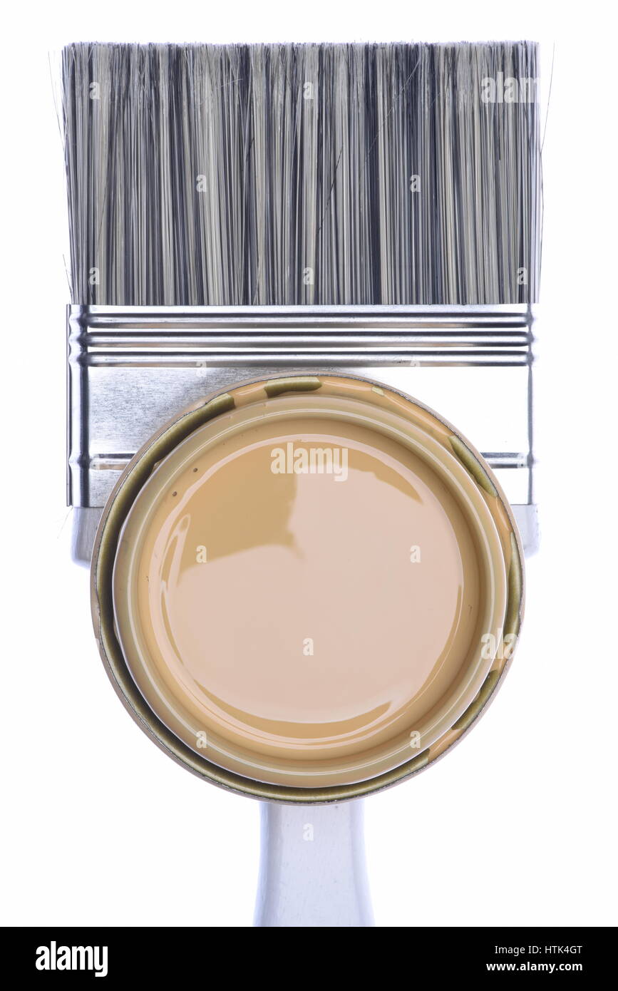 Pennello e può con coperchio color crema e vernice isolati su sfondo bianco, vista dall'alto Foto Stock