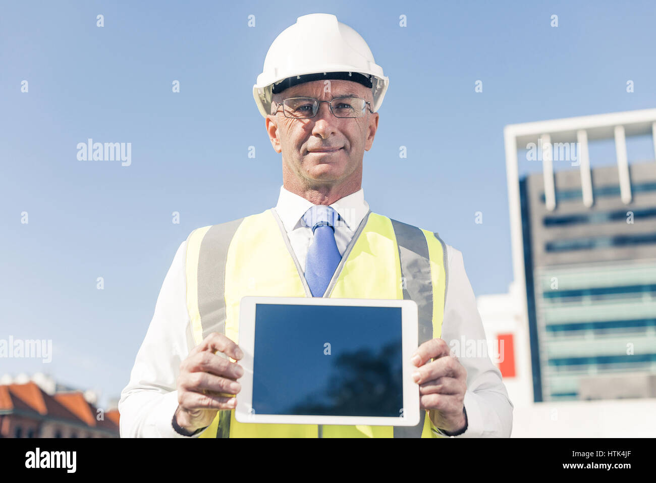 Construction manager il controllo di cantiere e dispositivo tablet pc Foto Stock