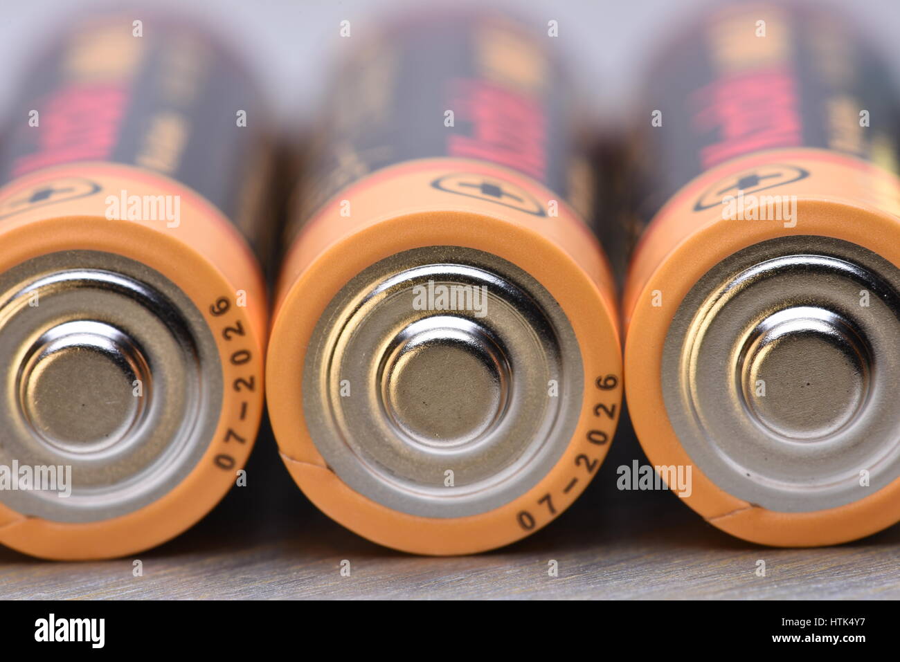 Batterie AA closeup su sfondo di metallo Foto Stock