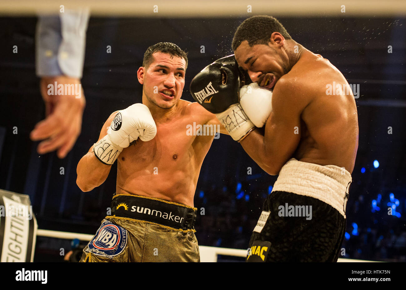 Ludwigshafen, Germania. Undicesimo Mar, 2017. Jack Culcay (Germania, l) e Demetrio Andrade (US) il mondo WBA metà campionato middleweight incontro di boxe a Friedrich-Ebert-Halle di Ludwigshafen, Germania, 11 marzo 2017. Foto: Christoph Schmidt/dpa/Alamy Live News Foto Stock