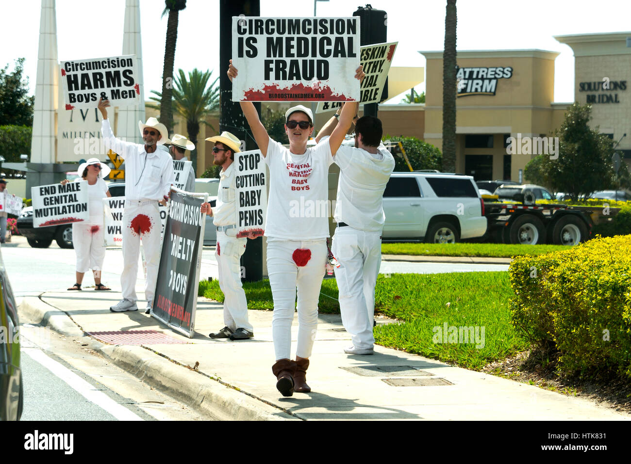 Orlando in Florida - 9 Marzo 2017: protesta pubblica della circoncisione presso il Millenia Mall entrata in questo fine settimana a Orlando, Florida, il 9 marzo 2017 Foto Stock