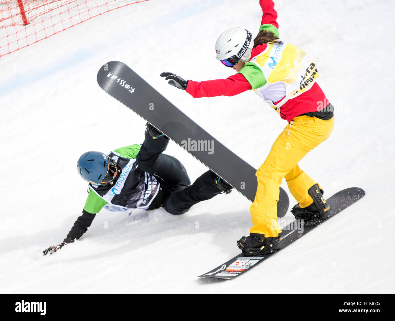 Sierra Nevada, Spagna. Xii marzo, 2017. Yulia Lapteva (Russia) scende dopo collidono con Zoe Gillings-Brier (Gran Bretagna) dietro di lei durante la finale di semifinali Ladies Snowboard Cross del mondo FIS Campionati di Snowboard su Marzo 12, 2016 in Sierra Nevada, Spagna. ©David Gato/Alamy Live News Foto Stock