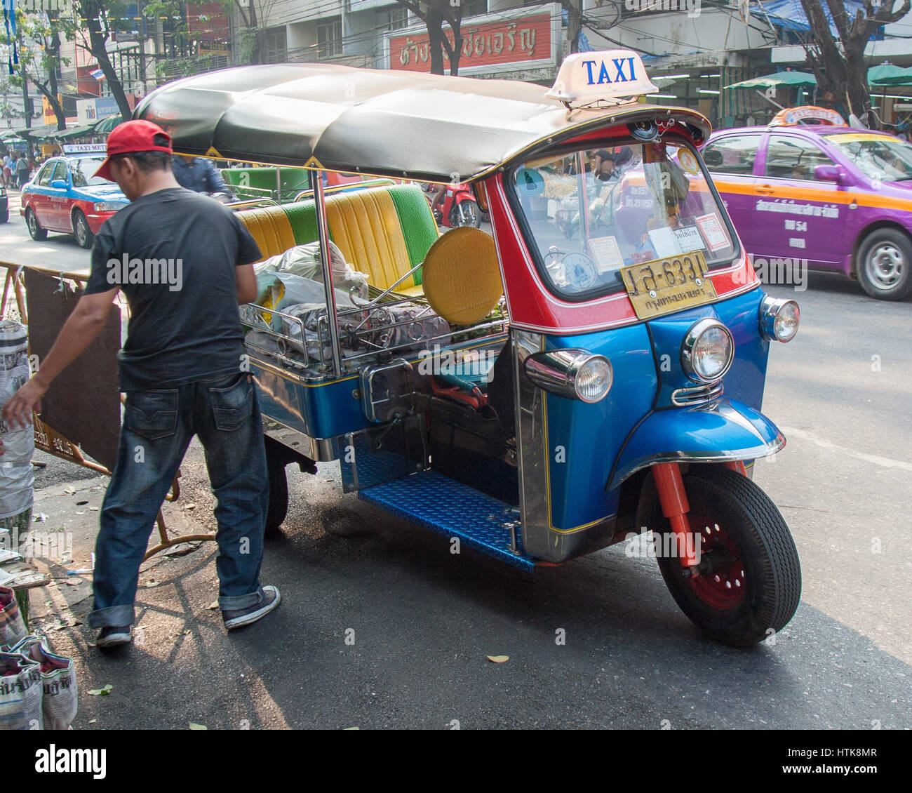 Bangkok, Tailandia. Xiv Nov, 2006. Tuk-Tuks, un meccanizzò tre ruote di taxi, sono sempre presenti nelle vivaci strade di Bangkok, Thailandia che è diventata una destinazione turistica preferita. Credito: Arnold Drapkin/ZUMA filo/Alamy Live News Foto Stock