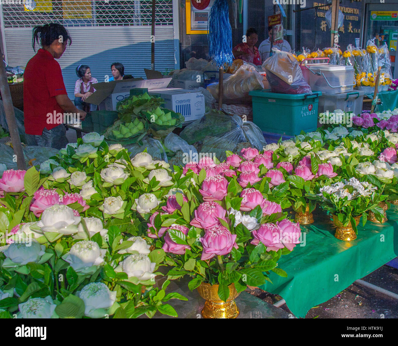 Bangkok, Tailandia. Xiv Nov, 2006. Una donna merchant attende i clienti nel famoso Bangkok il mercato dei fiori (Pak Klong Talad). La Thailandia e il mercato è diventata una destinazione turistica preferita. Credito: Arnold Drapkin/ZUMA filo/Alamy Live News Foto Stock