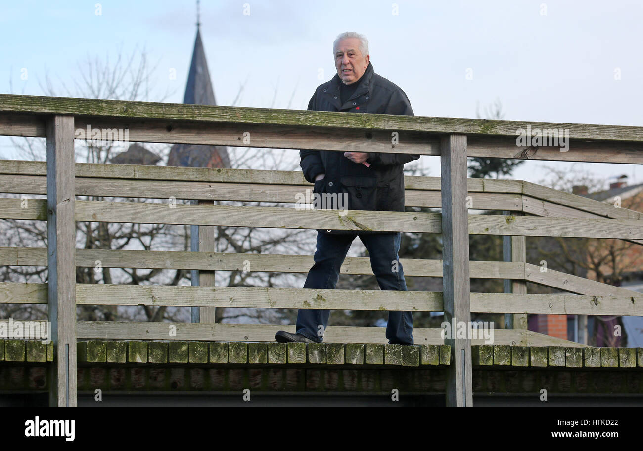 Ribnitz-Damgarten, Germania. 28 Feb, 2017. Egon Krenz, Erich Honecker suo successore in qualità di segretario generale del Comitato Centrale del Partito socialista unitario (SED) e presidente del consiglio di stato nelle ultime settimane della Repubblica Democratica Tedesca la sua esistenza, in Ribnitz-Damgarten, Germania, 28 febbraio 2017. Krenz farà girare 80 il 19 marzo 2017. Foto: Bernd Wüstneck/dpa-Zentralbild/dpa/Alamy Live News Foto Stock