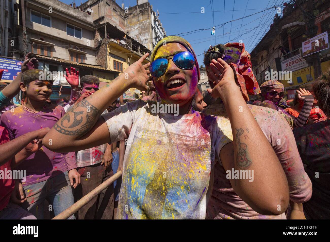 Guwahati, Assam, India. 13 Mar, 2017. Danze Agirl su strada in occasione di Holi il festival indiano di colori .Holi è una molla indù festival celebrato in India e Nepal, noto anche come ''festival dei colori'' o ''festival dell'amore". Il festival significa la vittoria del bene sul male, l'arrivo della primavera, fine dell'inverno, e per molti un giorno di festa per incontrare gli altri, giocare e ridere, dimentica e perdona e riparare rotture di relazioni. Credito: Vikramjit Kakati/ZUMA filo/Alamy Live News Foto Stock