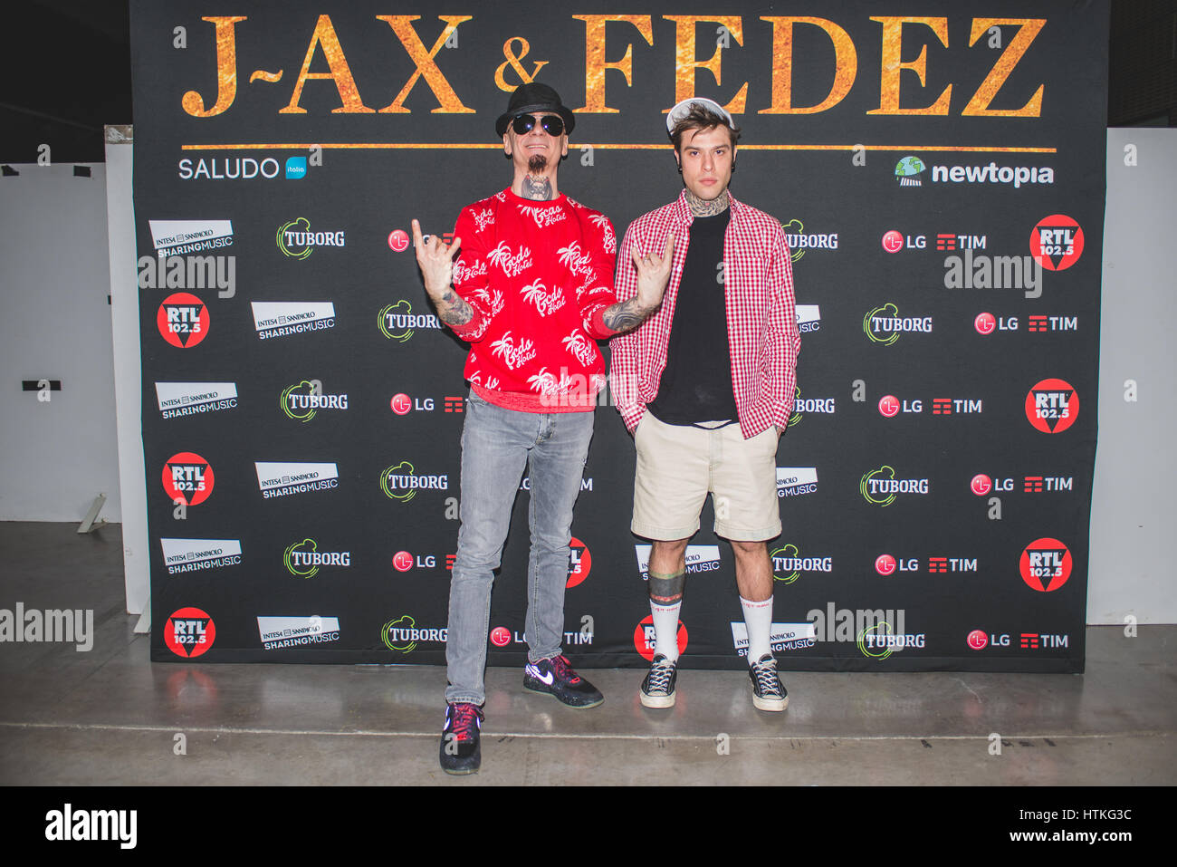 11 marzo 2017: l'Italiano hip hop e rap cantanti J-Ax ( nome reale Alessandro Aleotti ) e Fedex ( nome reale Federico Leonardo Lucia ) in posa il backstage al Pala Alpitour a Torino prima della loro prima "Comunisti Col Rolex' tour 2017 concerto foto: Cronos/Alessandro Bosio Foto Stock