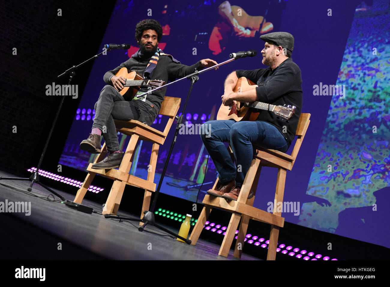 Lilo Sánchez e Iñaki Iriberri da Señor Loop durante il primo giorno di conferenze del FID 7, 'Festival Internacional de Diseño' in La Antigua Aduana, San José di Costa Rica, Marzo 10th, 2017. Señor Loop è una banda panamense ha iniziato alla fine degli anni novanta. Questa macchina ben oliata del ritmo e la melodia è formata da Lilo Sánchez (voce e chitarra), Iñaki Iriberri (chitarra, tastiere, voce), Carlos Ucar (bass) y Chale Icaza (tamburi). La band ha fatto il suo debutto nel 2000 con Señor Loop Vol 1, in congiunzione con un grande panamense arte concettuale movimento, guadagnando molti seguaci e diventando istantaneamente Foto Stock