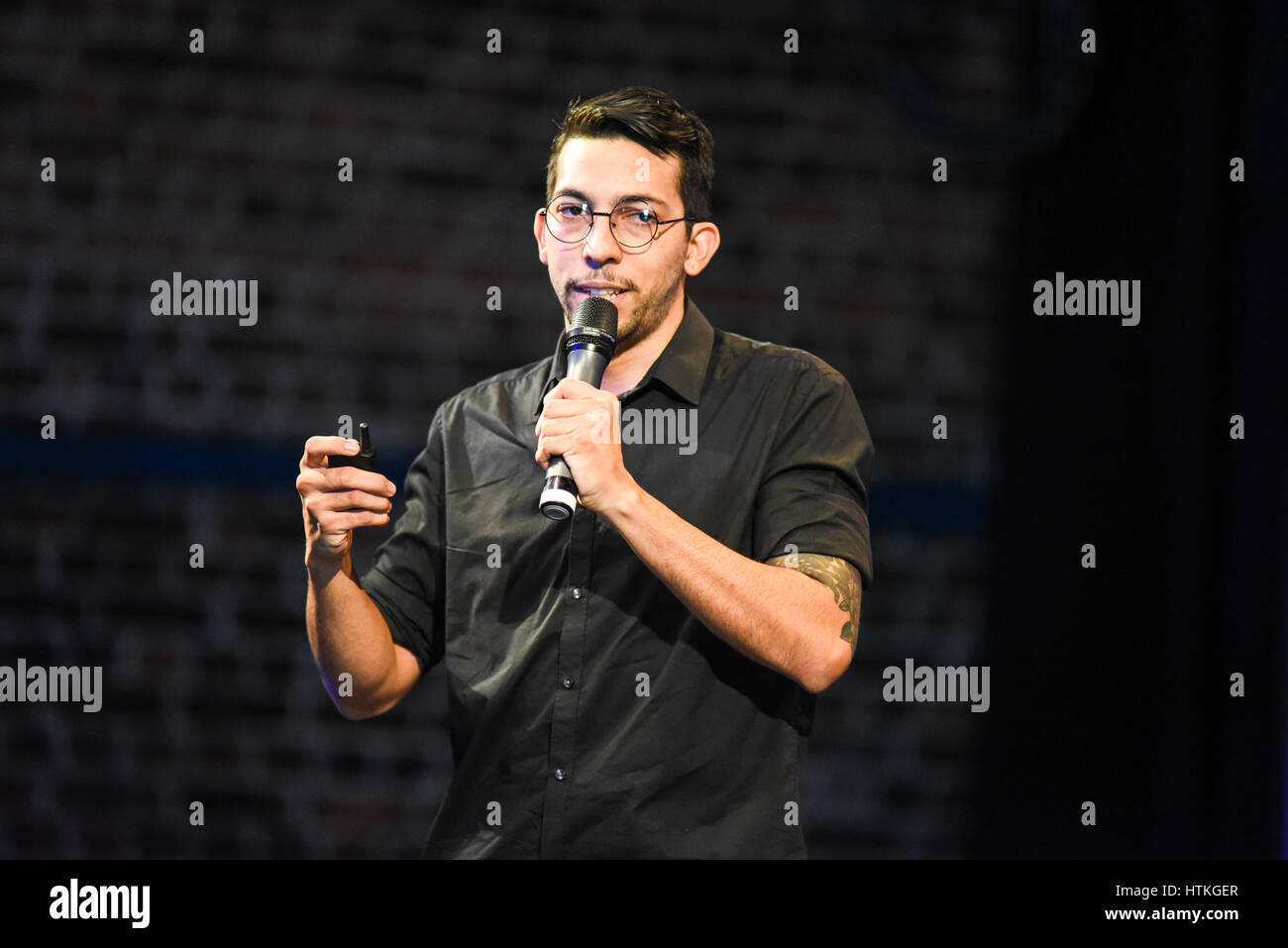 David del Valle durante il secondo giorno di conferenze del FID 7, 'Festival Internacional de Diseño' in La Antigua Aduana, San José di Costa Rica, Marzo 11th, 2017. Del Valle è co-fondatore di TU TALLER progettare un ufficio di disegno industriale e grafico con offerte di prodotti e servizi. Essi possiedono il loro proprio marchio di mobili, POLÍGONO basato a Medellin, Colombia. FID, è il solo multidisciplinare di design festival in America Latina. Alcuni dei migliori menti creative si riuniscono a San Jose per tre giorni di convegni, seminari, manifestazioni e feste. Foto Stock