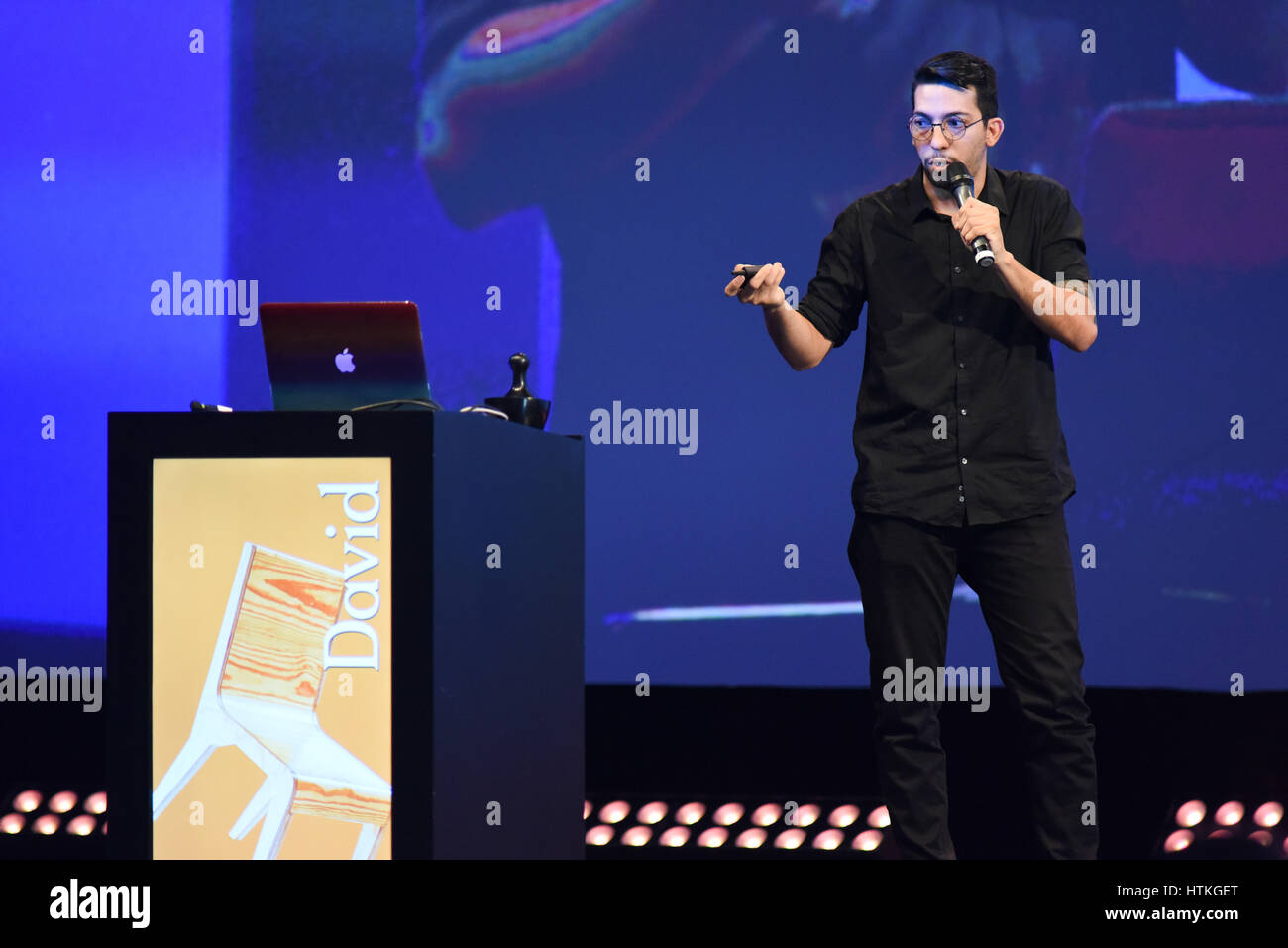 David del Valle durante il secondo giorno di conferenze del FID 7, 'Festival Internacional de Diseño' in La Antigua Aduana, San José di Costa Rica, Marzo 11th, 2017. Del Valle è co-fondatore di TU TALLER progettare un ufficio di disegno industriale e grafico con offerte di prodotti e servizi. Essi possiedono il loro proprio marchio di mobili, POLÍGONO basato a Medellin, Colombia. FID, è il solo multidisciplinare di design festival in America Latina. Alcuni dei migliori menti creative si riuniscono a San Jose per tre giorni di convegni, seminari, manifestazioni e feste. Foto Stock