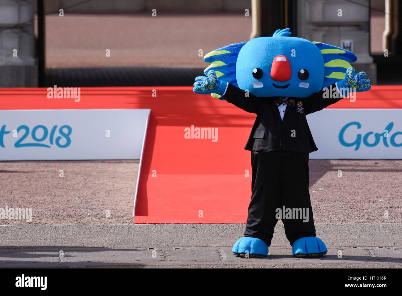 Londra, Regno Unito. 13 Mar, 2017. Borobi, il GC2018 mascotte, esegue prima del lancio del Queen's Baton relè. Un messaggio da parte di Sua Maestà sarà portato via un testimone relè tra tutte le nazioni del Commonwealth in rotta per la cerimonia di apertura dei XXI Giochi del Commonwealth, in Costa d'Oro in Australia, il 4 aprile, 2018. Credito: Stephen Chung/Alamy Live News Foto Stock