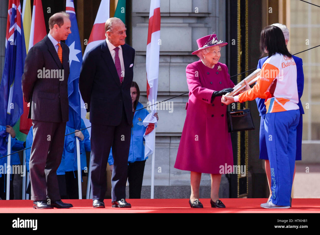 Londra, Regno Unito. 13 Mar, 2017. (L a R) il Conte di Wessex, il Duca di Edimburgo, la regina, di cedere il testimone a Anna Meares al lancio della Queen's Baton relè. Un messaggio da parte di Sua Maestà sarà portato via un testimone relè tra tutte le nazioni del Commonwealth in rotta per la cerimonia di apertura dei XXI Giochi del Commonwealth, in Costa d'Oro in Australia, il 4 aprile, 2018. Credito: Stephen Chung/Alamy Live News Foto Stock