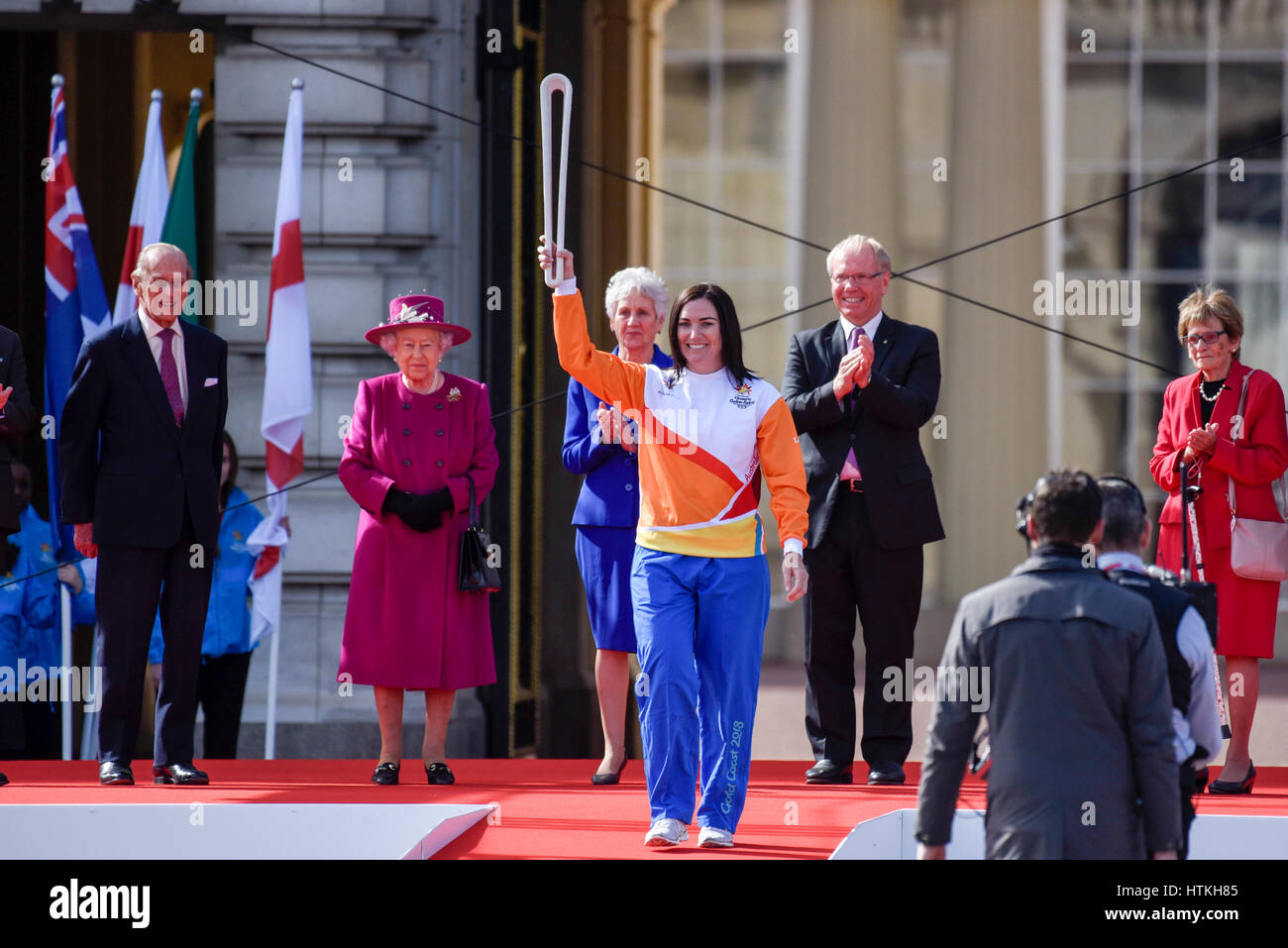 Londra, Regno Unito. 13 Mar, 2017. Anna Meares, via ciclista, porta il testimone al lancio della Queen's Baton relè. Un messaggio da parte di Sua Maestà sarà portato via un testimone relè tra tutte le nazioni del Commonwealth in rotta per la cerimonia di apertura dei XXI Giochi del Commonwealth, in Costa d'Oro in Australia, il 4 aprile, 2018. Credito: Stephen Chung/Alamy Live News Foto Stock