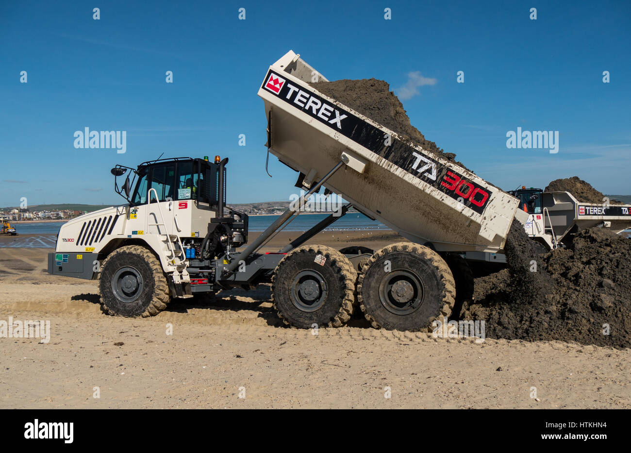 Weymouth Dorset, Regno Unito. 13 marzo 2017. Escavatrice spostando la sabbia sulla spiaggia di Weymouth in una calda e soleggiata giornata di primavera sulla costa sud. © Dan Tucker/Alamy Live News Foto Stock