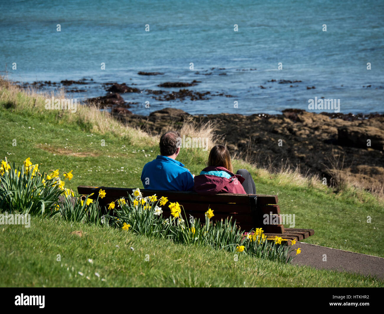 Weymouth Dorset, Regno Unito. 13 marzo 2017. Un giovane gustano il sole a Weymouth in una calda e soleggiata giornata di primavera sulla costa sud. © Dan Tucker/Alamy Live News Foto Stock