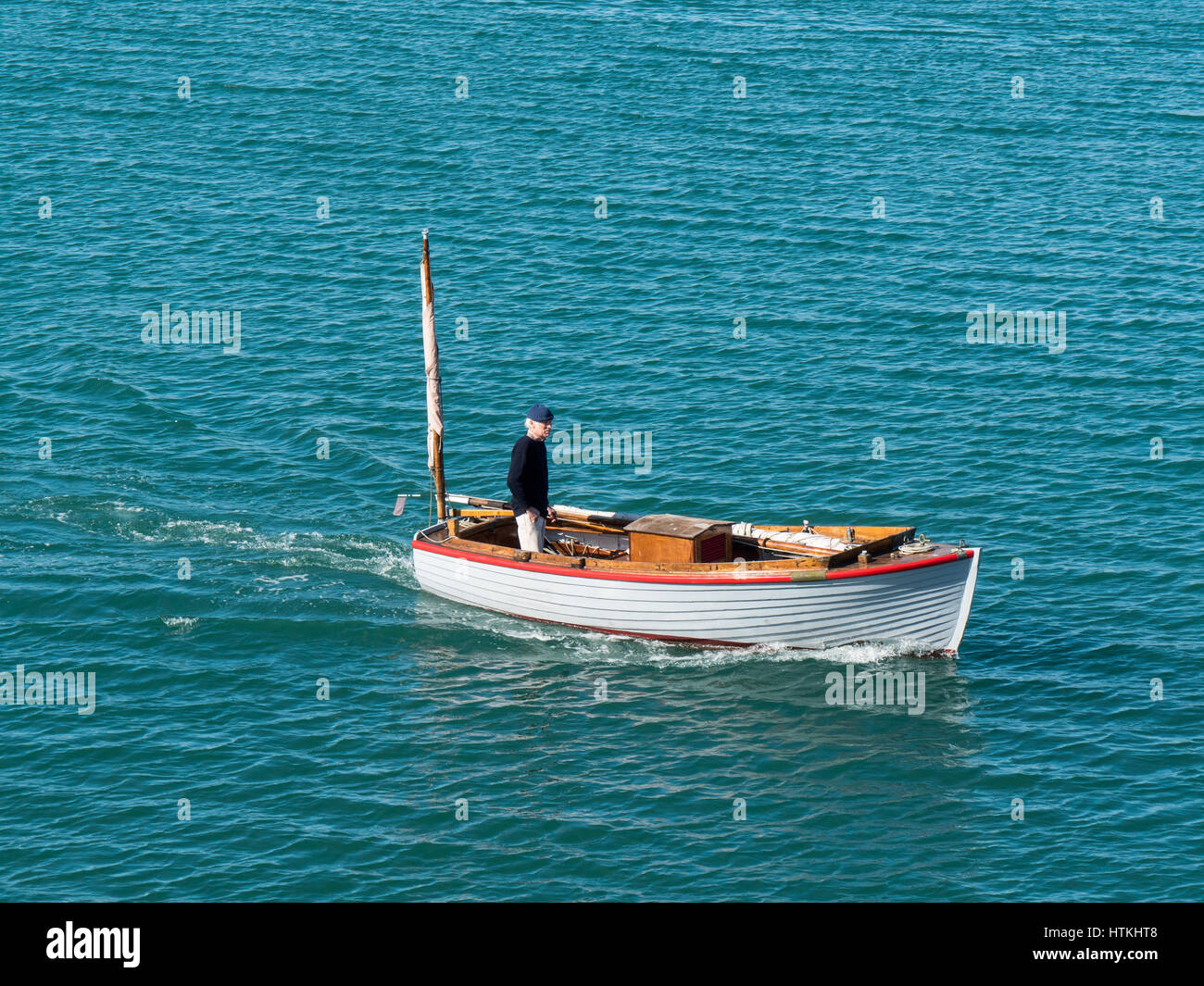 Weymouth Dorset, Regno Unito. 13 marzo 2017. La barca lascia il porto di Weymouth in una calda e soleggiata giornata di primavera sulla costa sud. © Dan Tucker/Alamy Live News Foto Stock