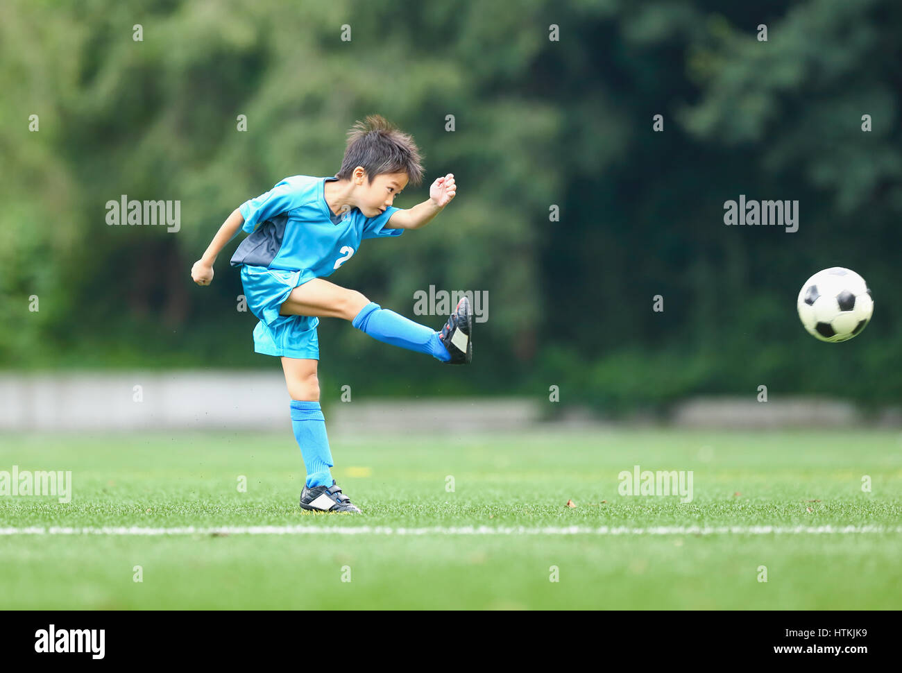 Capretto giapponesi che giocano a calcio Foto Stock