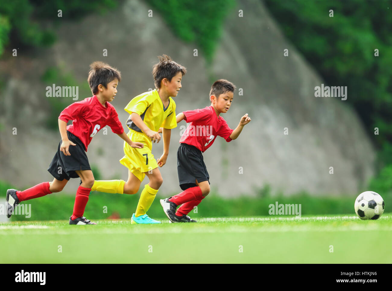 Giapponese di ragazzi che giocano a calcio Foto Stock