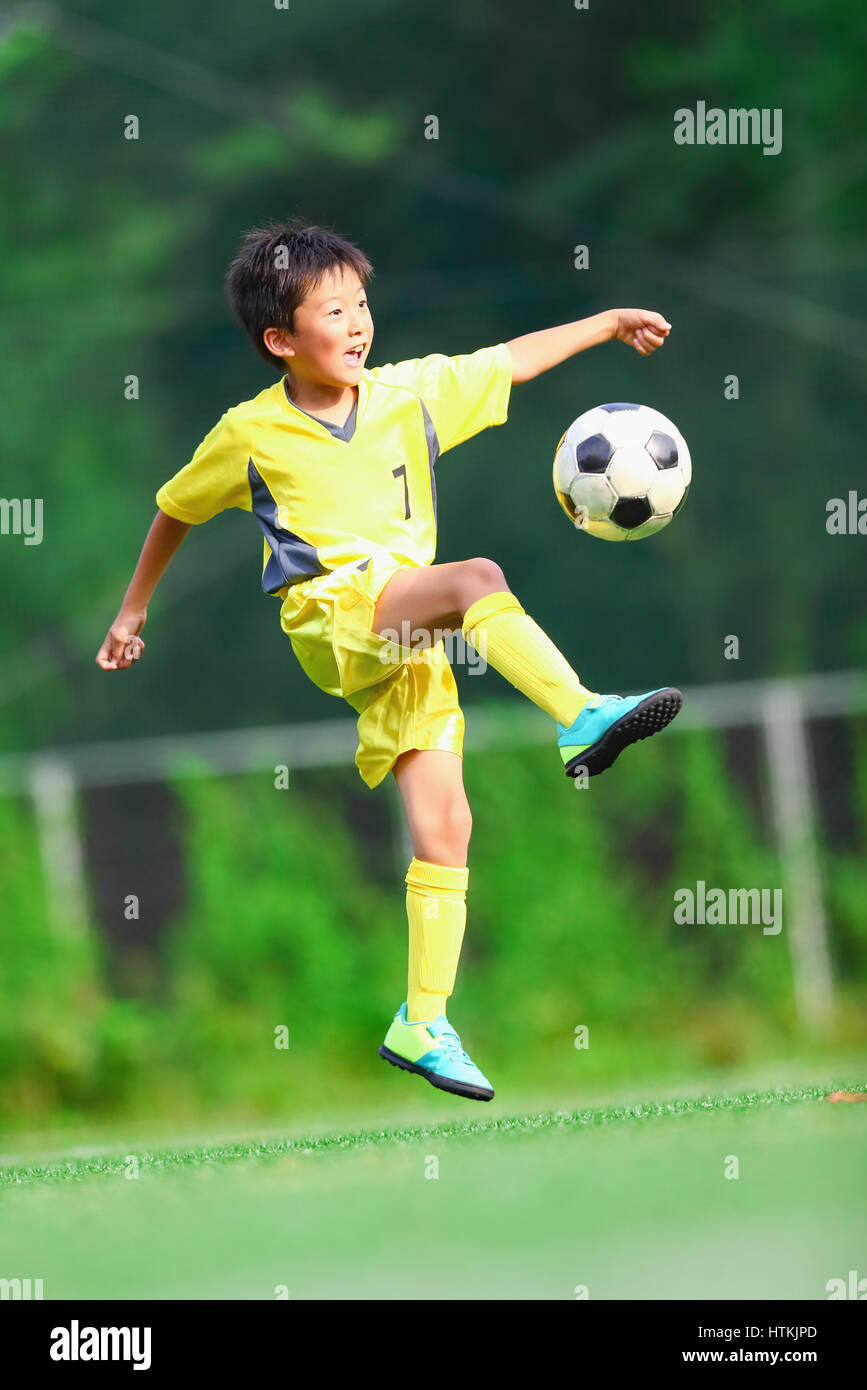 Capretto giapponesi che giocano a calcio Foto Stock