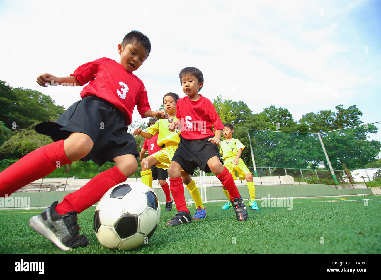 Giapponese di ragazzi che giocano a calcio Foto Stock