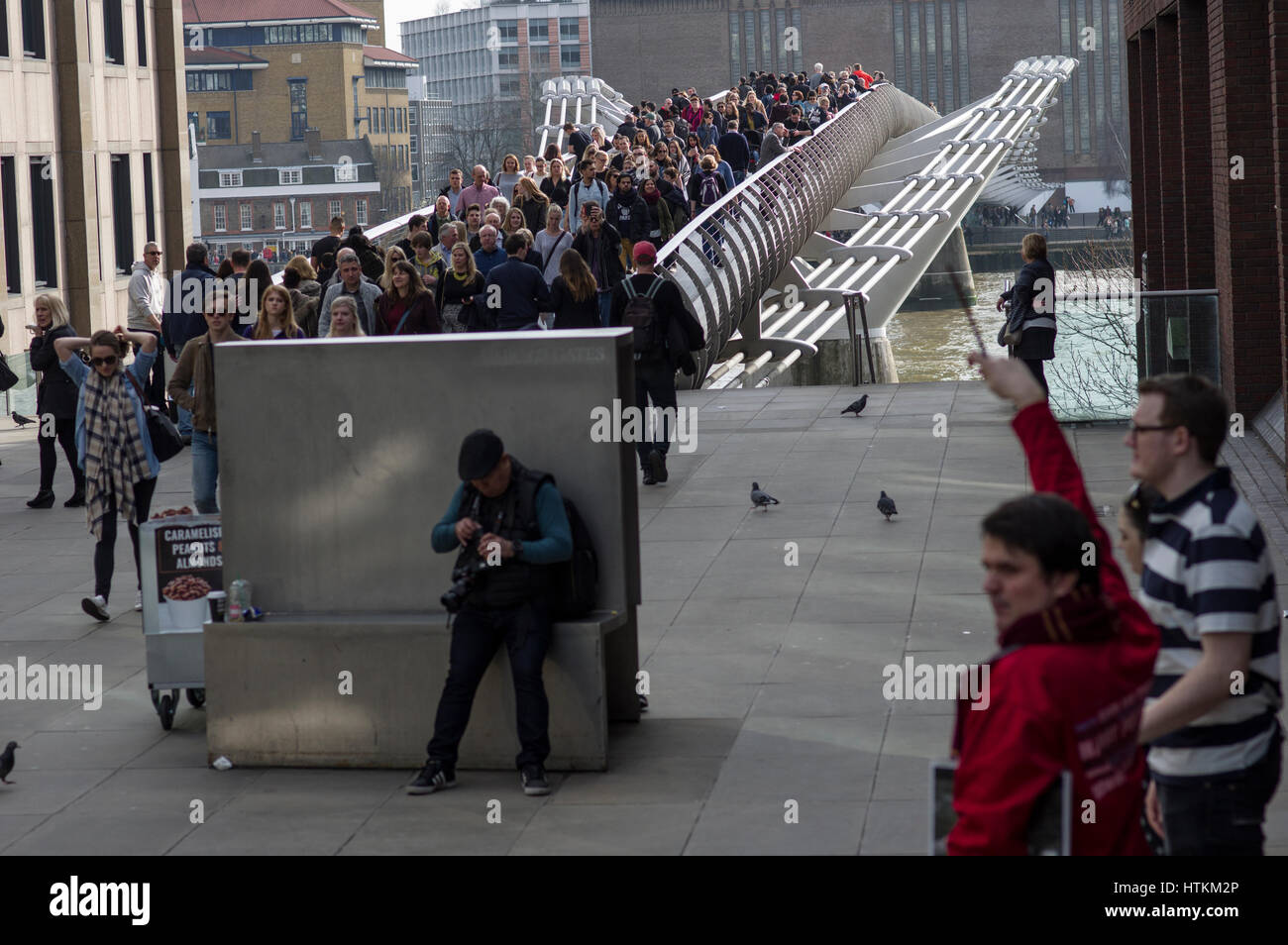 London Millenium Bridge riempito con persone che attraversano il Tamigi su una soleggiata occupato nel weekend di marzo 2017 Foto Stock