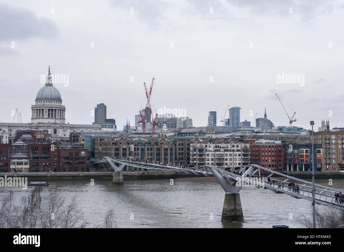 Vista della cattedrale di St Paul e la città di Londra e London Millenium Bridge dalla Tate Gallery balcone su un nuvoloso giorno nel mese di marzo Foto Stock