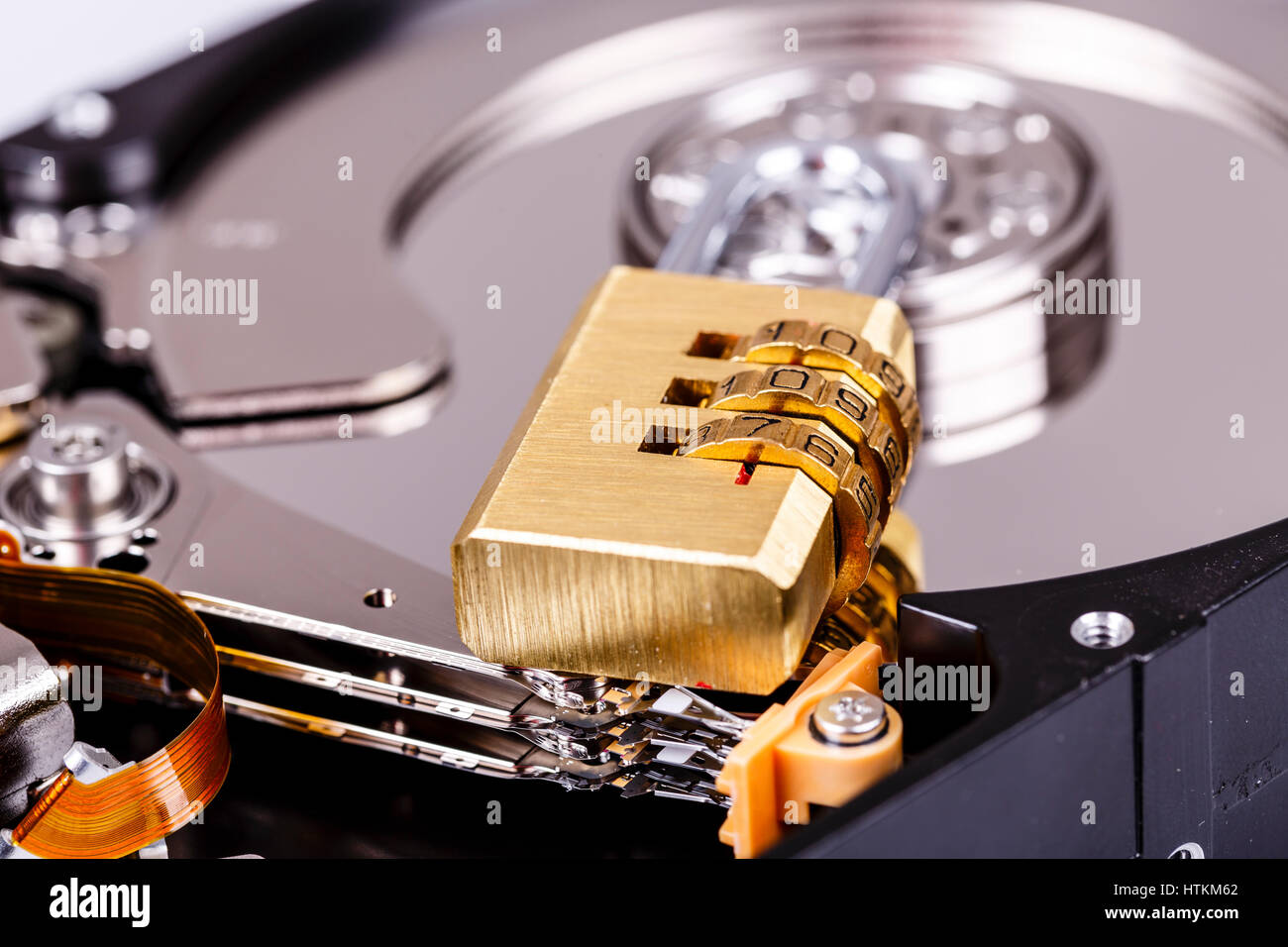 Bloccare su HDD o harddrive, parte del computer, cyber security concetto, la privacy dei dati Foto Stock