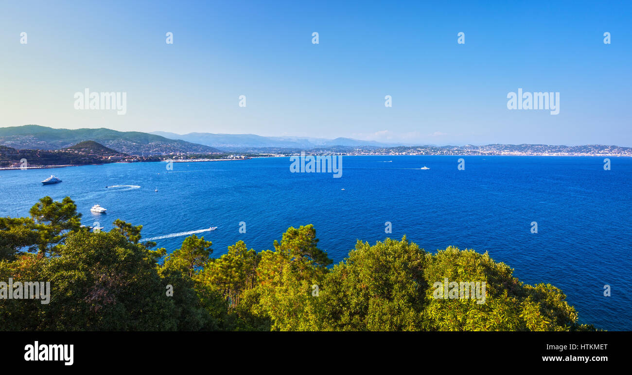 Cannes e La Napoule panoramica mare vista sulla baia, yacht e barche da Theoule sur Mer. Costa Azzurra Costa Azzurra o Cote d Azur, Provenza, Francia Foto Stock