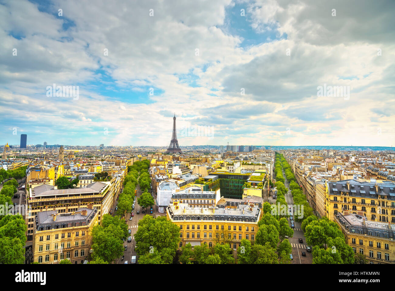 Torre Eiffel landmark, vista dall'Arc de Triomphe. Paesaggio urbano di Parigi. In Francia, in Europa. Foto Stock
