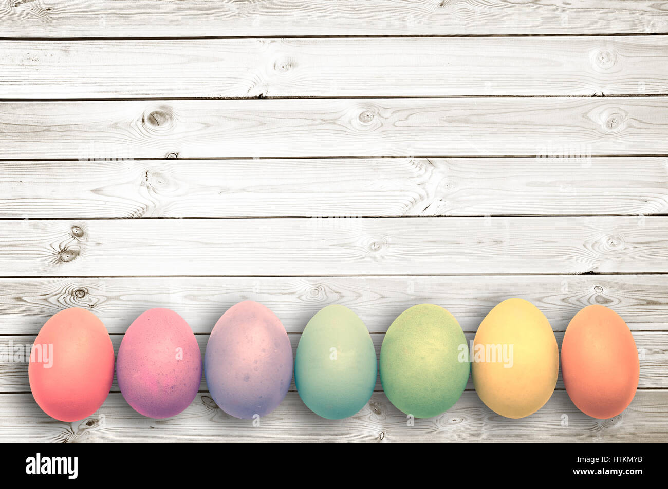 Color pastello di uova di colore bianco su tavole di legno, sullo sfondo di pasqua Foto Stock