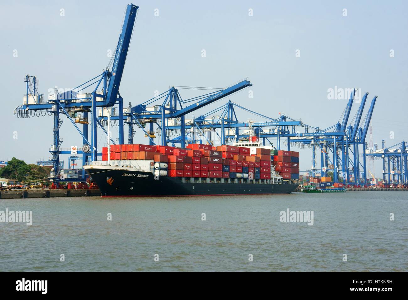 Servizio di trasporto per l'esportazione, importazione al gatto porta Lai su Sai Gon river, gru contenitore di carico alla barca, porto è la grande industria, servizio Ho Chi Minh, Vietnam Foto Stock