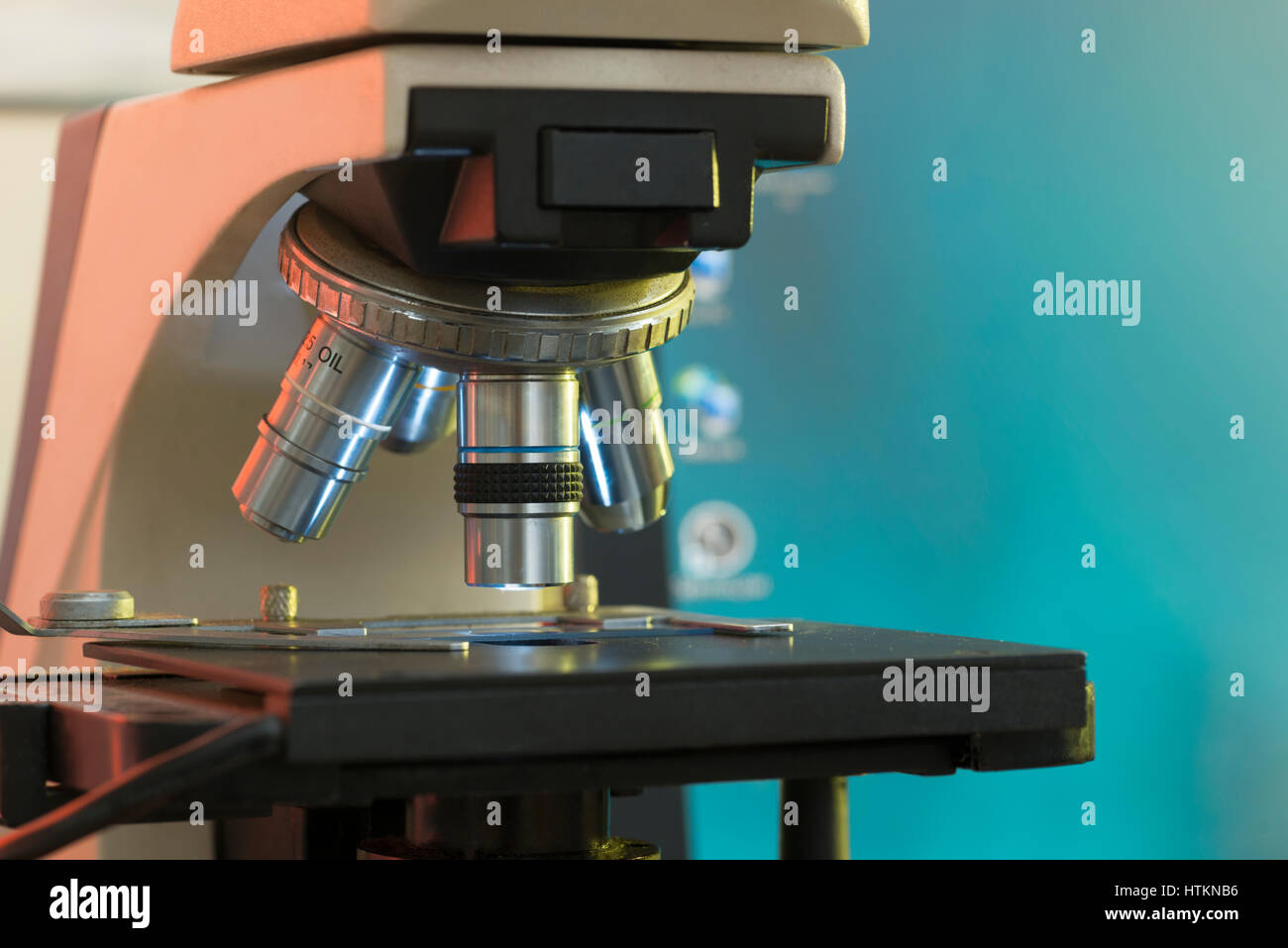 Laboratorio di analisi mediche microscopio. La ricerca scientifica lo sfondo blu Foto Stock