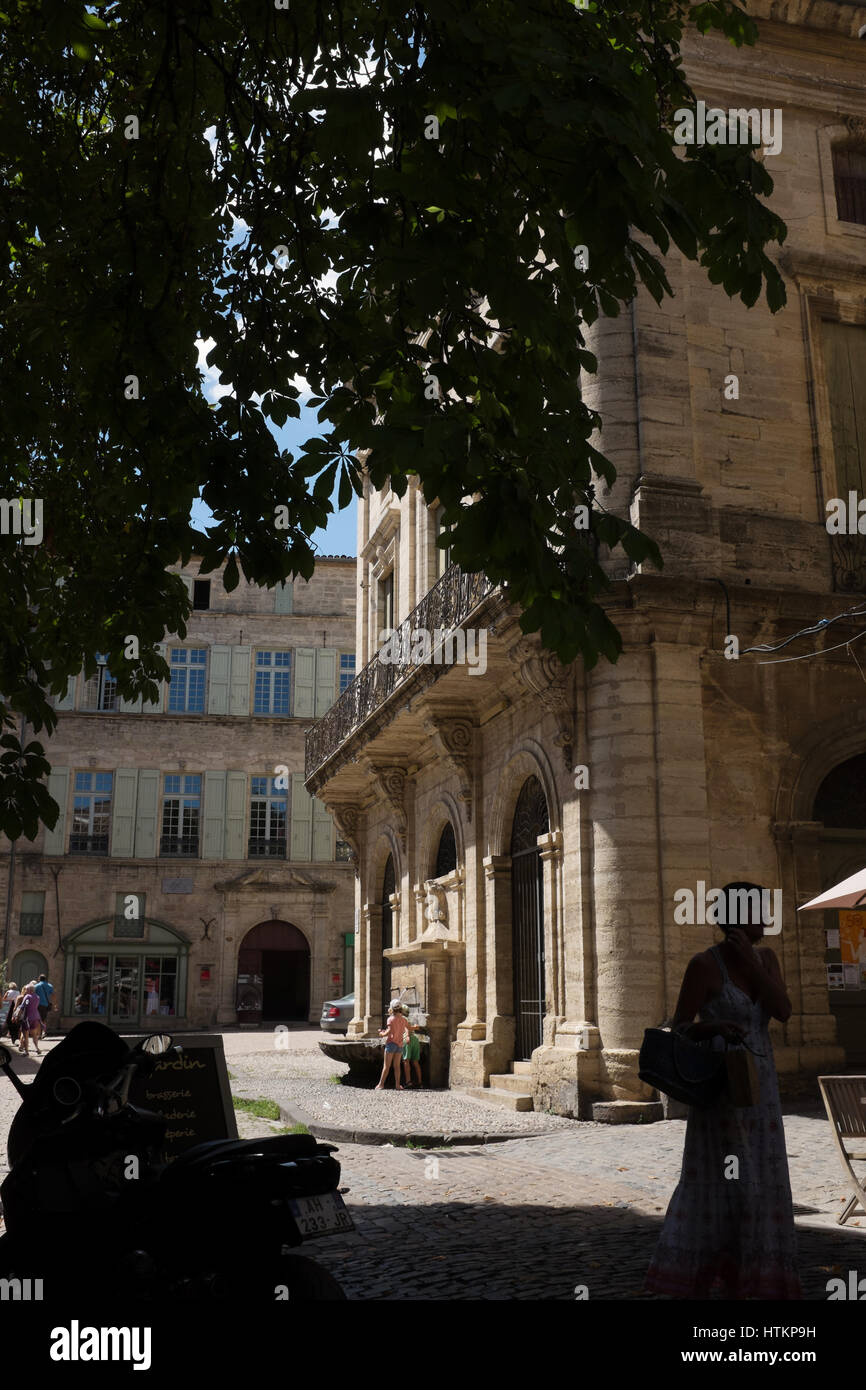 Summery street scene in Pézenas, nel sud della Francia Foto Stock