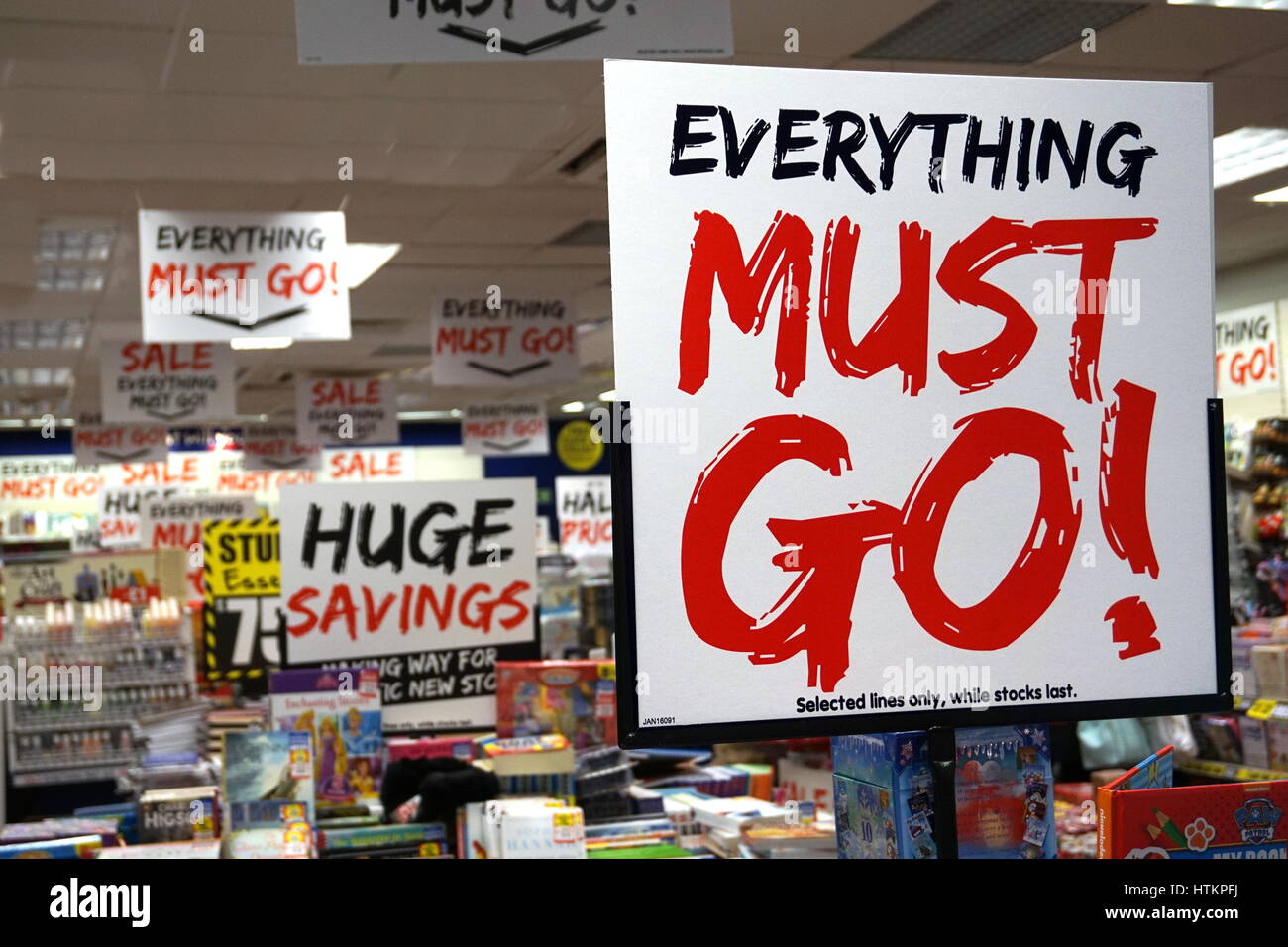 Basingstoke, Regno Unito - Jan 04 2016: negozio di vendita al dettaglio Vendita segni dicendo "Tutto deve andare', 'enormi risparmi' Foto Stock