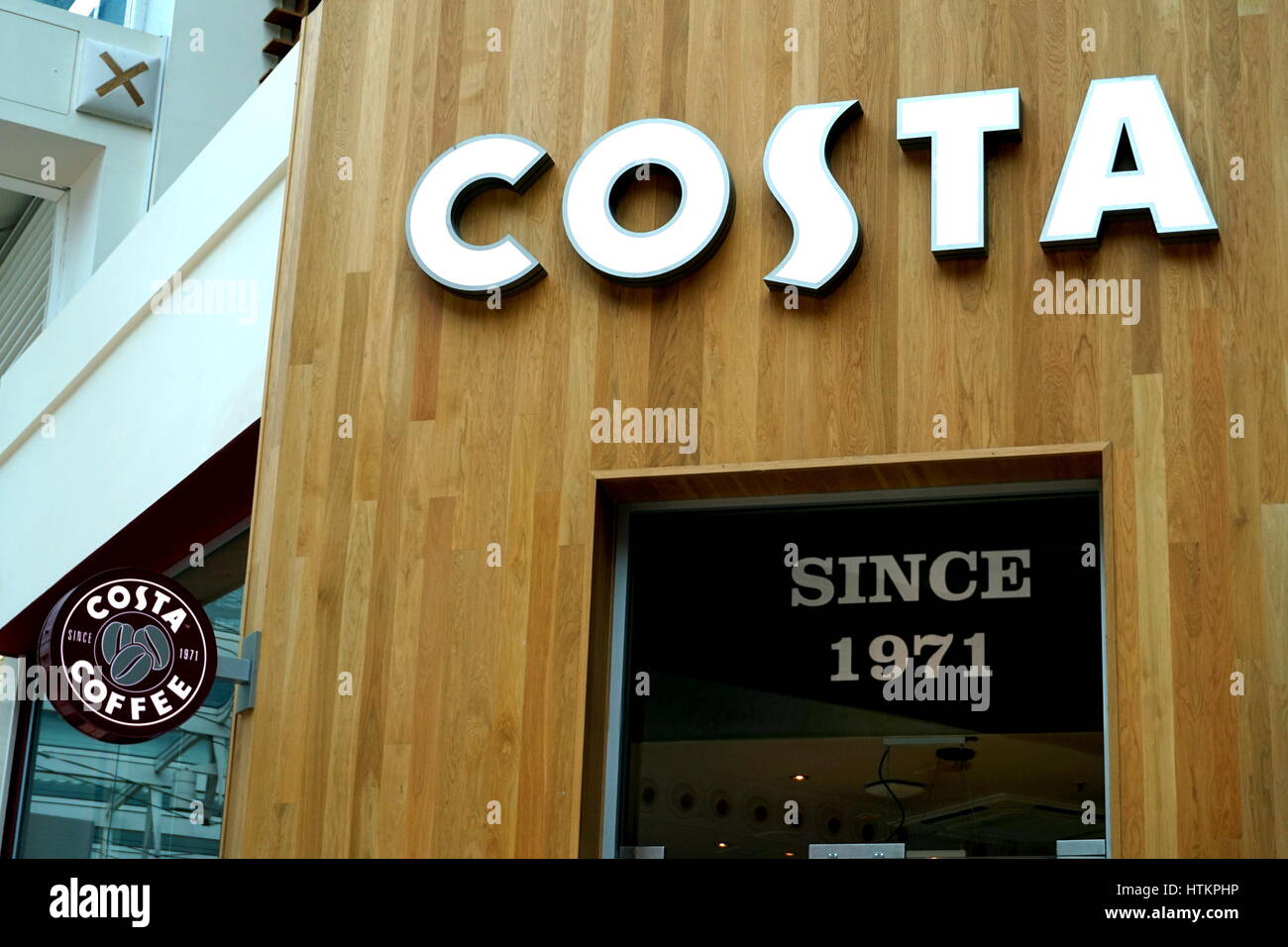 Basingstoke, Regno Unito - 06 Gennaio 2017: digital signage sulla parte anteriore della Costa Coffee shop in luogo del Festival, Basingstoke Foto Stock