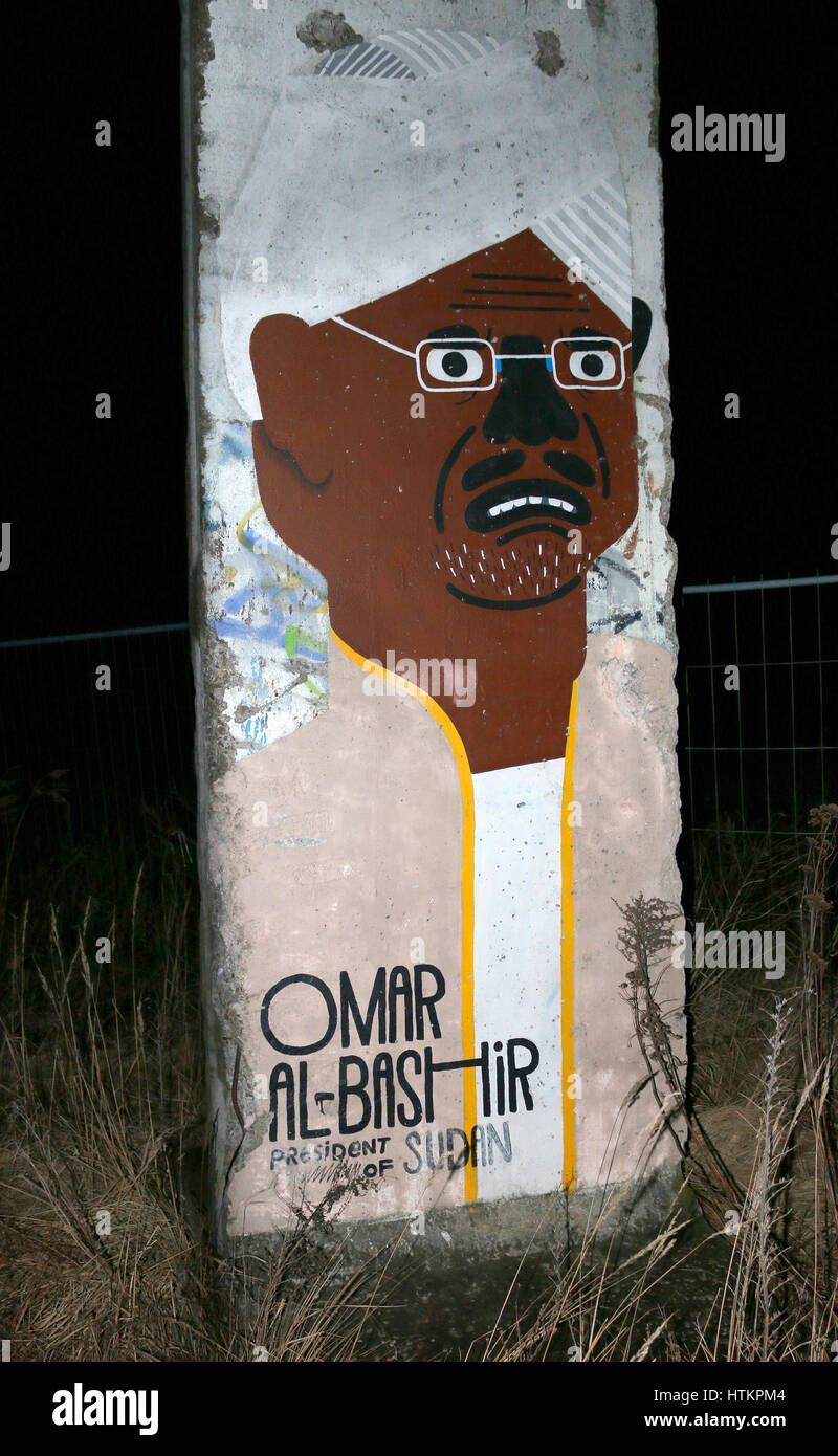 Omar al Bashir: Graffity auf einem Stueck der Berliner Mauer, Berlino. Foto Stock