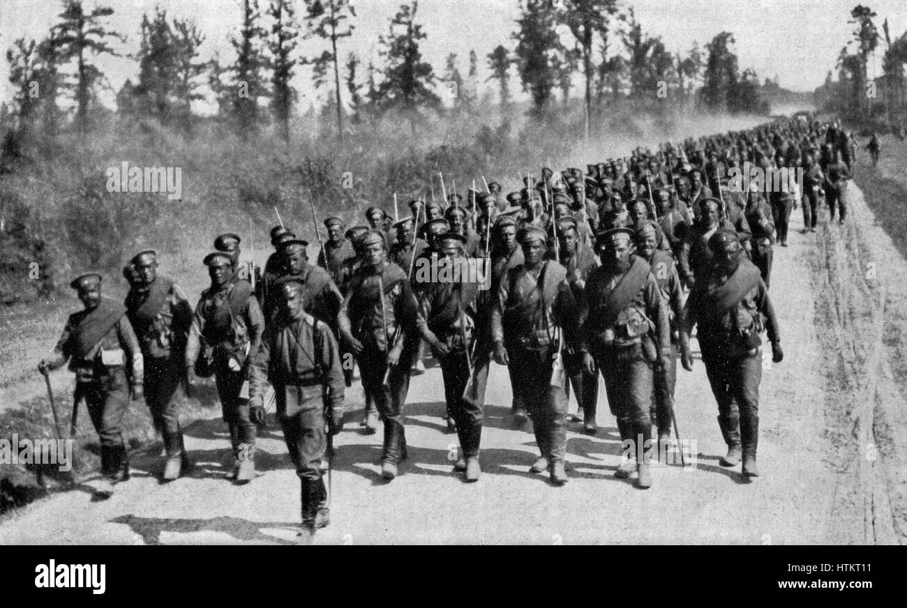 Truppe Russion andando verso la parte anteriore: Supporti per le guardie imperiali in fretta nella linea di combattimento 1917 Foto Stock