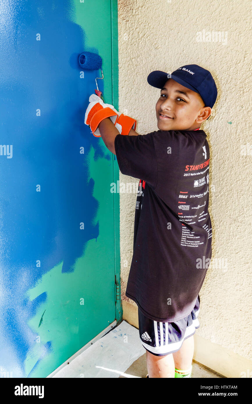 Miami Florida,Allapattah,Comstock Elementary School,Martin Luther King Jr. Day of Service,MLK,progetto di bellezza,ragazzi ispanici etnia,ragazzo maschile Foto Stock