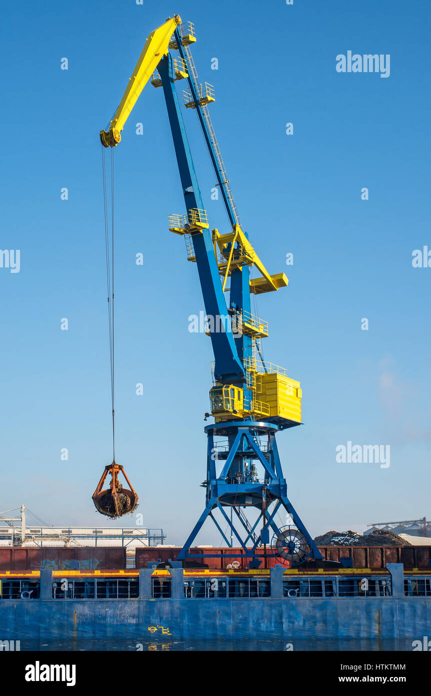 Gru del porto al lavoro Foto Stock