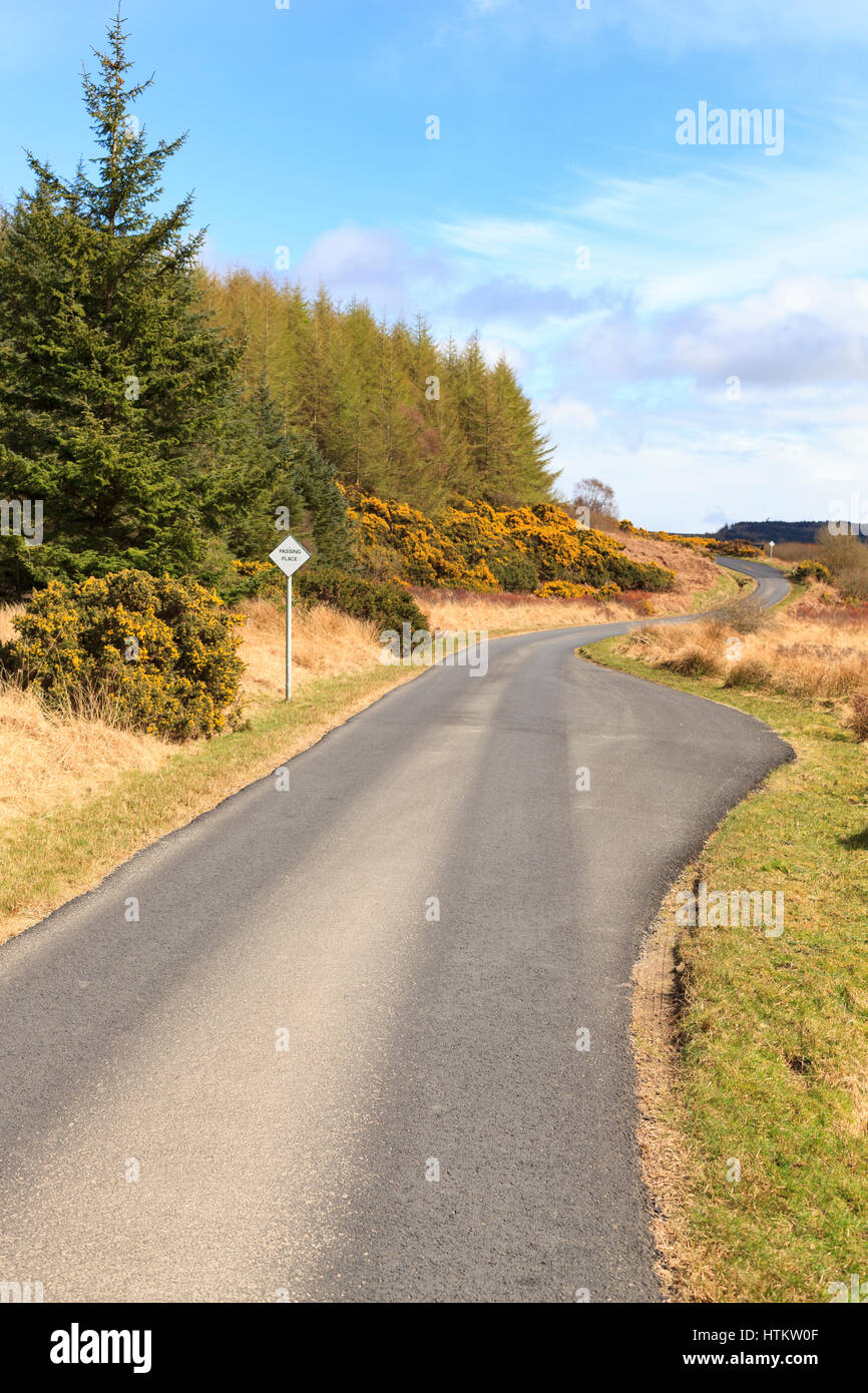 Passando luogo segno e tasca sul singolo rurale via scottish Highland road modello di rilascio: No. Proprietà di rilascio: No. Foto Stock