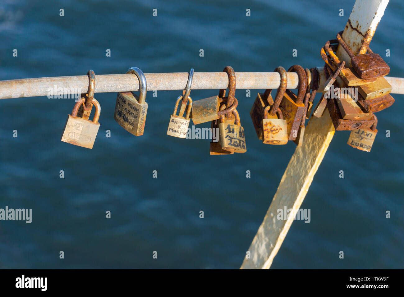 Lucchetti, lovelocks, amore lucchetti sulla ringhiera metallica che si affaccia sul mare, Foto Stock