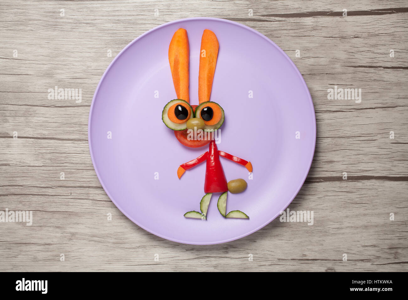 Divertenti coniglio vegetale realizzata sulla piastra e la tabella Foto Stock