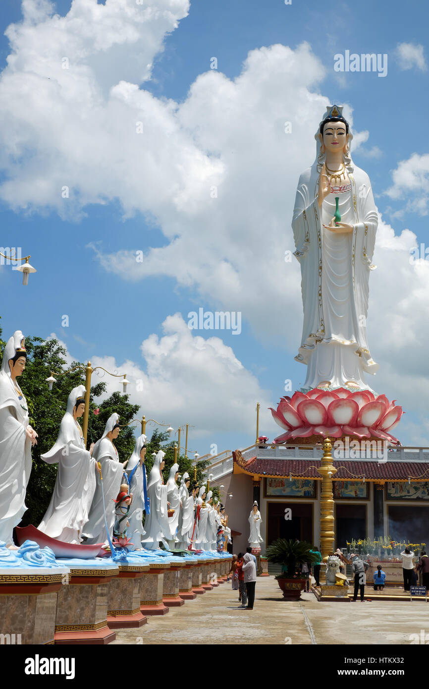 Di Bac Lieu, VIET NAM, gruppo della statua di Buddha a Hung pagoda Thien, Delta del Mekong, un luogo per la religione viaggi, scena spettacolare con grande statua Foto Stock