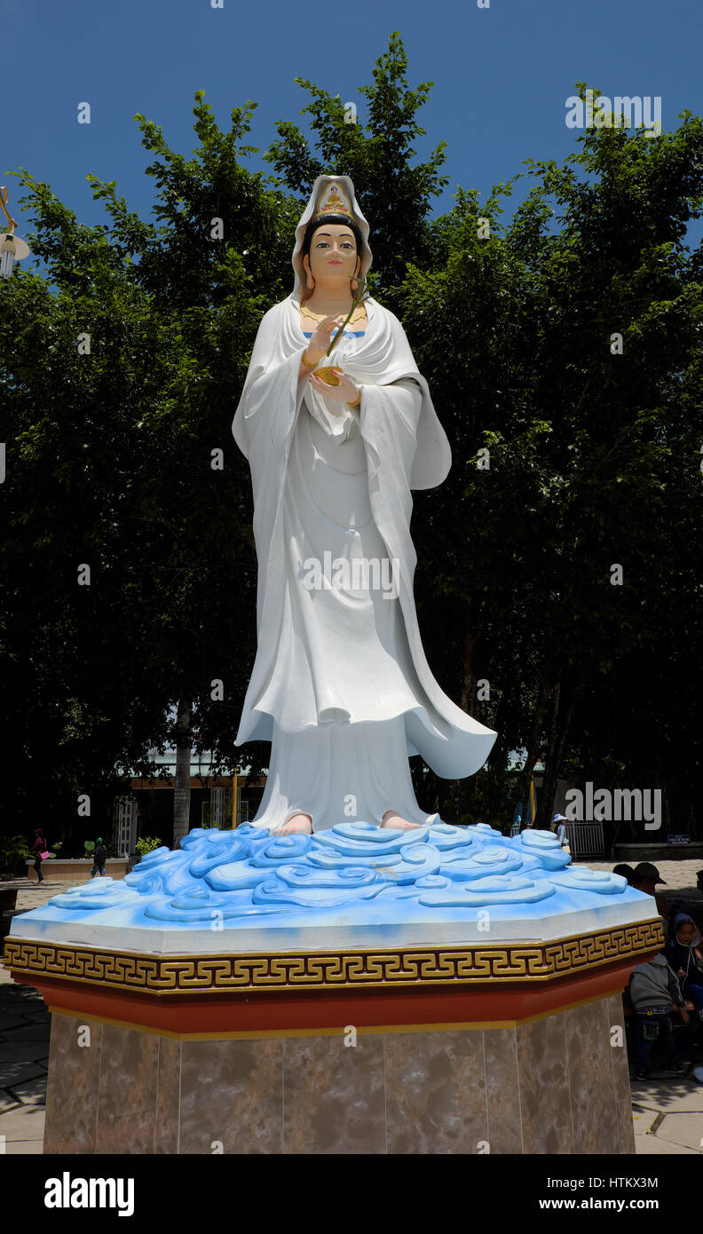 Di Bac Lieu, Viet Nam, statua del Buddha a Hung pagoda Thien, Delta del Mekong, posto per la religione viaggi, grande statua del Bodhisattva al tempio buddista, Vietnam Foto Stock