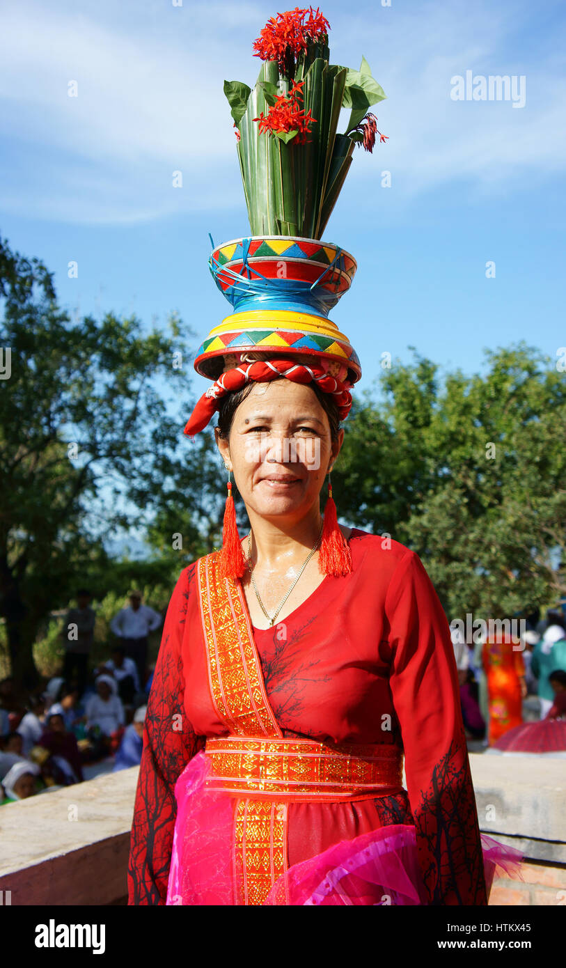 PHAN RANG, VIET NAM. Donna vietnamita in abito tradizionale di minoranza etnica Cham, kate festival tenere ogni anno, Ninh Thuan, Vietnam, ottobre Foto Stock