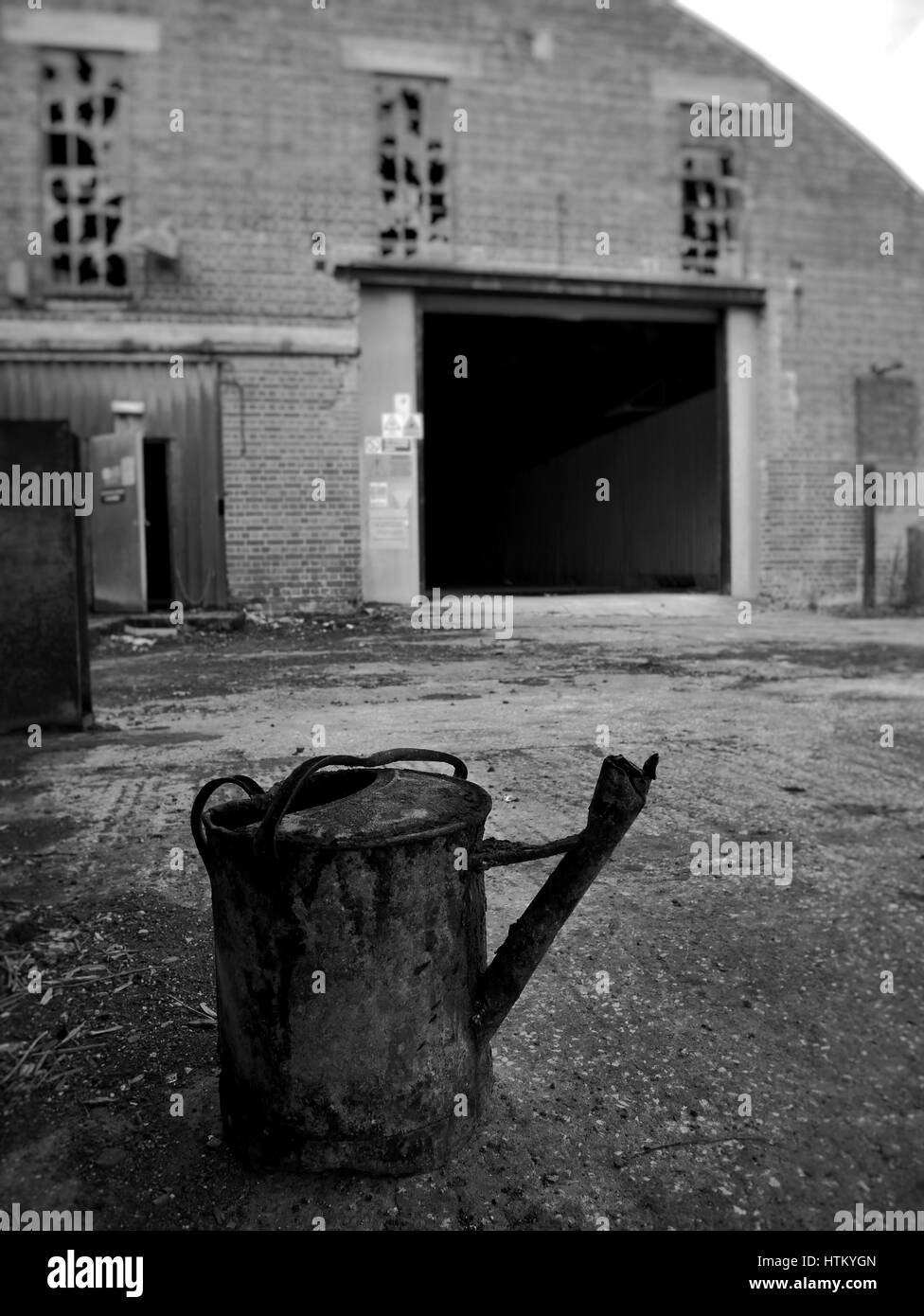 Rusty annaffiatoio in fabbrica abbandonata REGNO UNITO Foto Stock