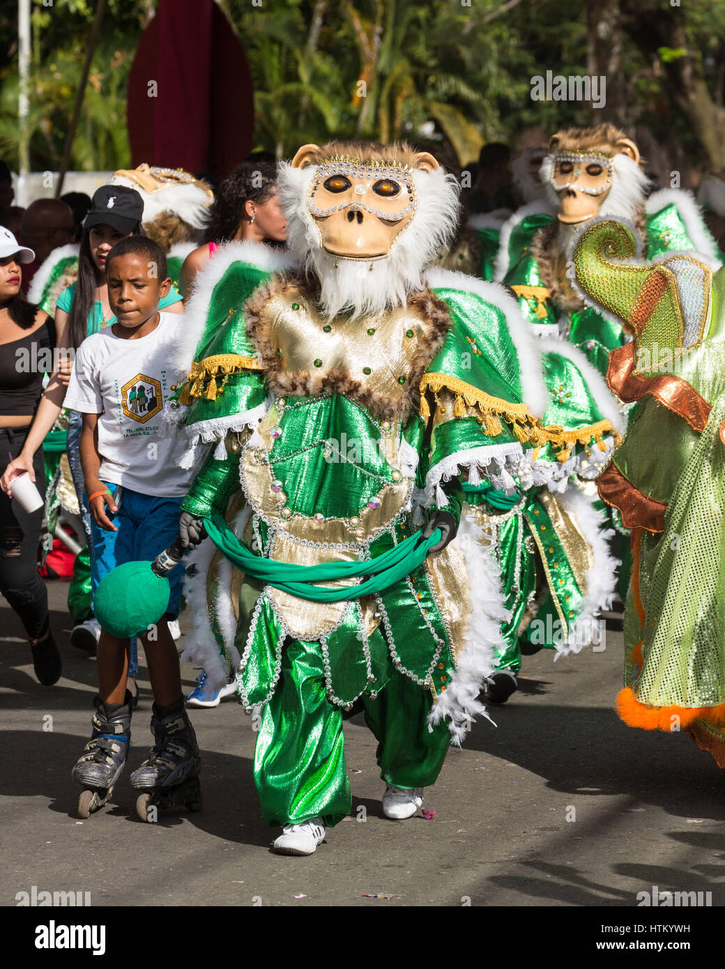 Gli uomini in elaborato costume Ape portante un vejiga marzo al La Vega  sfilata di carnevale.