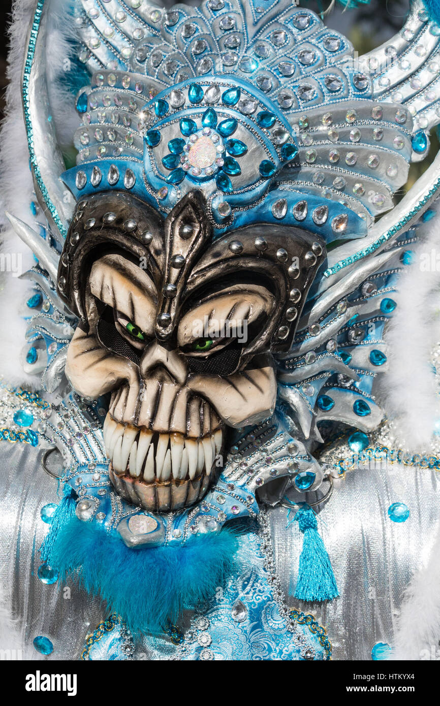 Diablo o diavolo costume nella sfilata di carnevale a La Vega portante un  vejiga a swat spettatori sui glutei. Il primo documentato celebra il  Carnevale Foto stock - Alamy