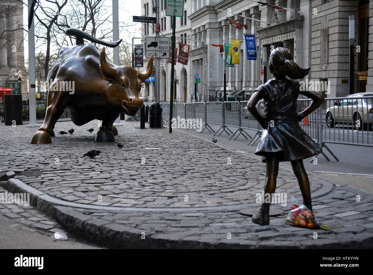 'L'impavido ragazza la statua e la carica di Bull in Lower Manhattan. Foto Stock